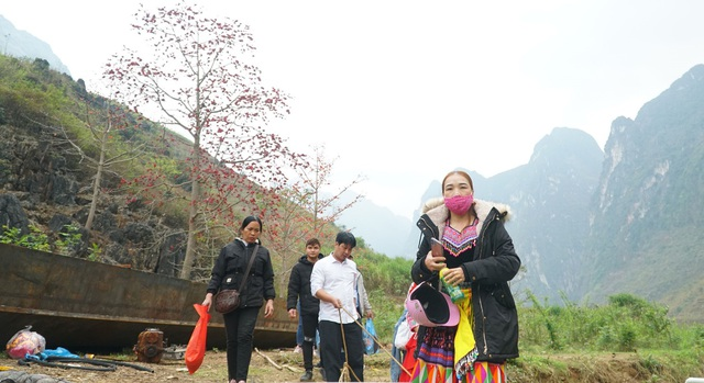 Nho Que River dons romantic garb in red silk cotton flower season